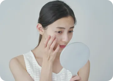 鏡を見るとシミやシワが気になる